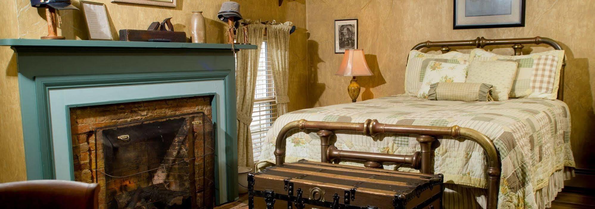 Munro House Bed And Breakfast Jonesville Εξωτερικό φωτογραφία